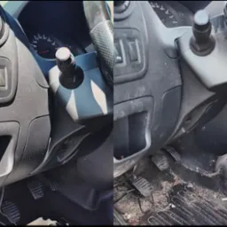 Kokpit auta przed i po czyszczeniu: po lewej czysty, po prawej zabrudzony. Widoczne detale deski rozdzielczej, kierownicy i pedałów. Efekt usługi.