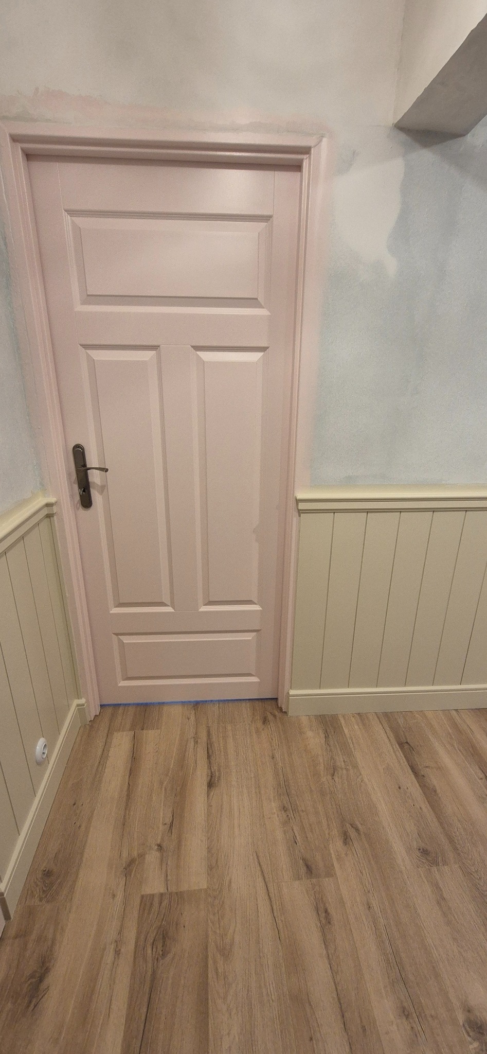 Szpachlowanie, malowanie drzwi, futryn, wymiana paneli, montaż boazerii angielskiej