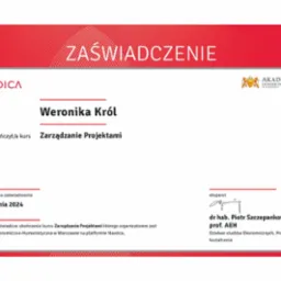 Zaświadczenie ukończenia kursu Zarządzanie Projektami przez Weronikę Król, wydane przez Akademię Ekonomiczno-Humanistyczną w Warszawie.