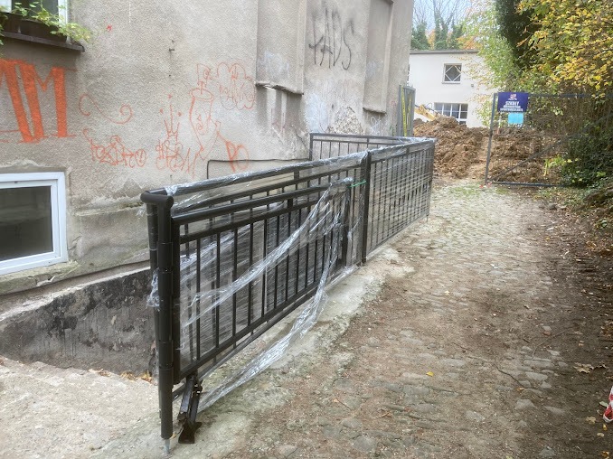 Barierka z bramką otwieraną na 270st