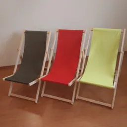 Trzy drewniane leżaki z tkaninami w kolorach: khaki, czerwonym i jasnozielonym, stojące na podłodze w jasnym pomieszczeniu.