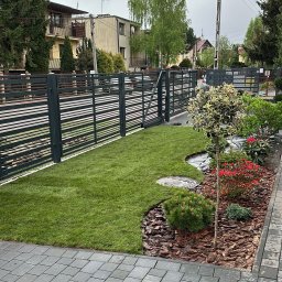 ZIELONA MAGIA MACIEJ STYCZYŃSKI - Nowo założony trawnik z rolki, obrzeża wykończone korą, widoczna brama i ogrodzenie posesji.