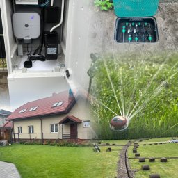ZIELONA MAGIA MACIEJ STYCZYŃSKI - Instalacja systemu nawadniania: skrzynka sterująca z elektroniką, zawory w ziemi i zraszacz w akcji na tle domu z trawnikiem, częściowo wyłożonym rolkami trawy.