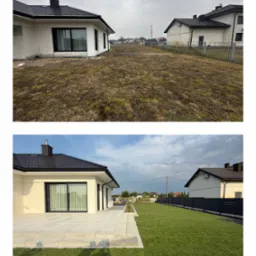 Porównanie: zaniedbany trawnik kontra świeża trawa z rolki przy nowoczesnym domu z tarasem i ciemnym ogrodzeniem panelowym. Efekt 'przed i po' w ogrodzie.