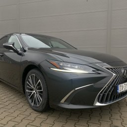 Lexus ES 300h, czyli nowoczesna, hybrydowa limuzyna łącząca komfort, dobre osiągi oraz wyjątkowe wyposażenie, które w znacznym stopniu umili pasażerom nawet najdłuższą podróż.