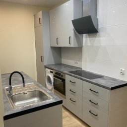 Dariusz Kasperowicz - Widoczny efekt odcięcia koloru przy suficie, oddzielającej kolor ściany od koloru sufitu.