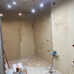 Pierwszy etap, ścianą wstępnie wyrównana tynkiem oraz wstawiony narożnik aluminiowy.