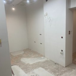 Dariusz Kasperowicz - Wdukrotne nałożenie gładzi na całą powierzchnę scian.