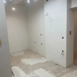 Wdukrotne nałożenie gładzi na całą powierzchnę scian.