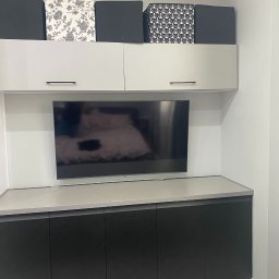 Montaż szafek, telewizora oraz malowanie powimszczenia.