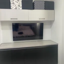 Montaż szafek, telewizora oraz malowanie powimszczenia.