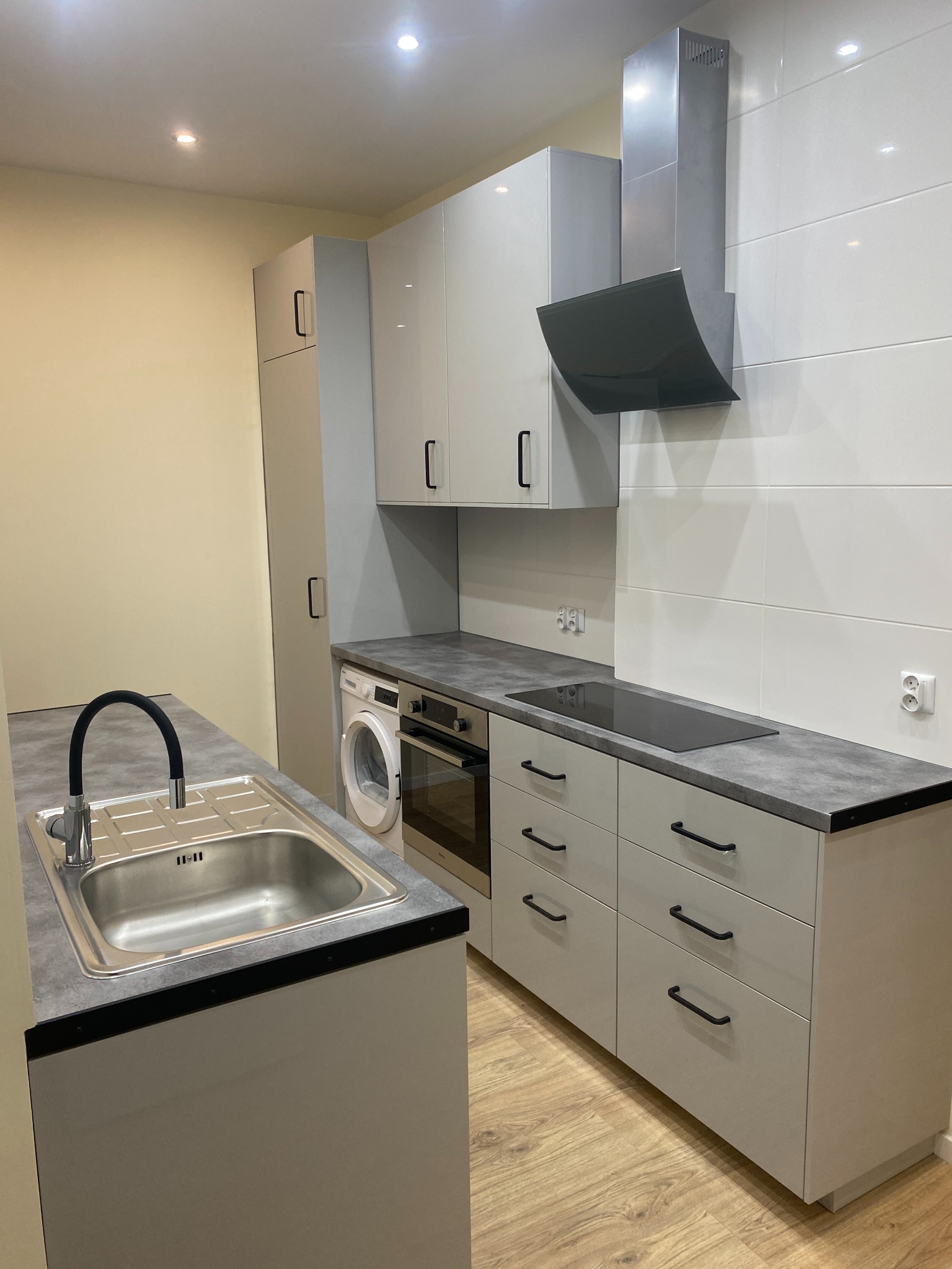 Widoczny efekt odcięcia koloru przy suficie, oddzielającej kolor ściany od koloru sufitu.