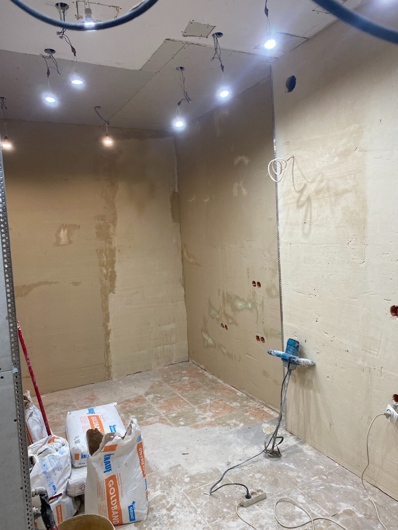 Pierwszy etap, ścianą wstępnie wyrównana tynkiem oraz wstawiony narożnik aluminiowy.