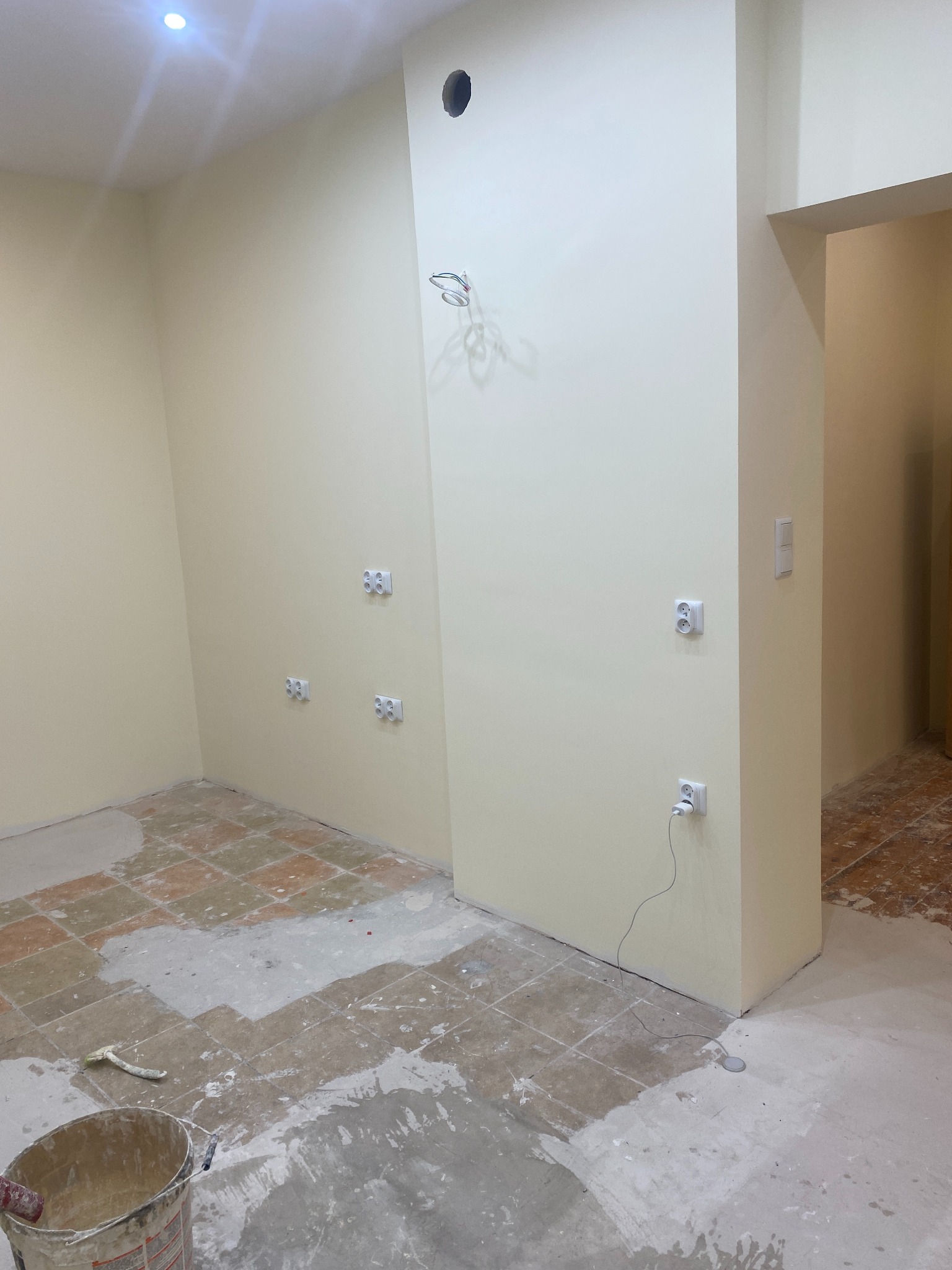 Efekt końcowy po śzlifowaniu oraz malowaniu ścian i sufitów.