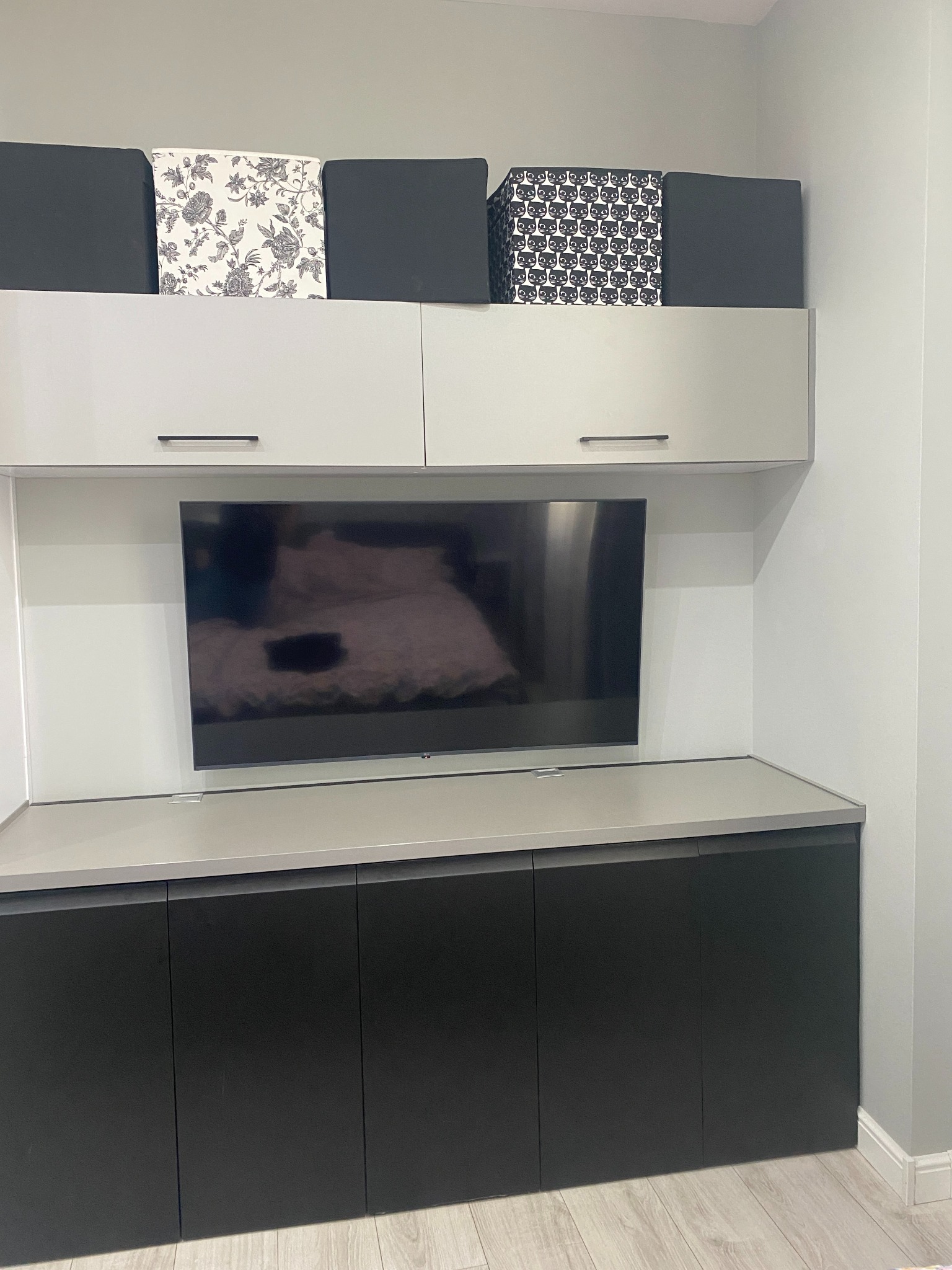 Montaż szafek, telewizora oraz malowanie powimszczenia.