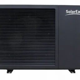 Czarna pompa ciepła SolarEast z widocznymi żebrami wentylacyjnymi i logo producenta w prawym górnym rogu.