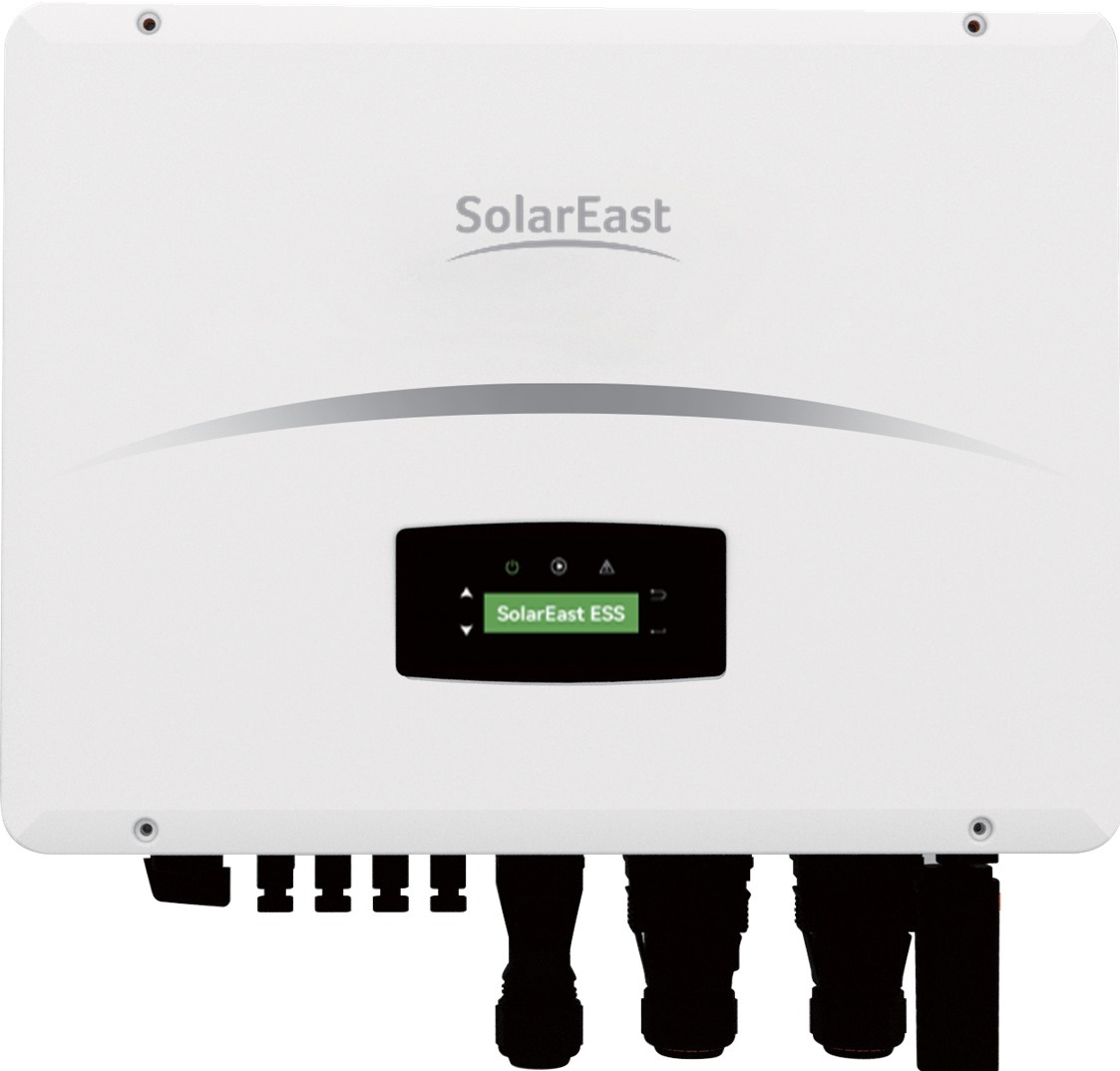 Biała obudowa inwertera SolarEast ESS z wyświetlaczem i licznymi złączami kablowymi u dołu, widok z przodu.