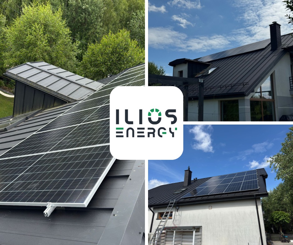 Cztery ujęcia dachu z panelami słonecznymi, z logo firmy Ilios Energy nałożonym na środek. Panele zamontowane na różnych dachach, w słoneczny dzień.