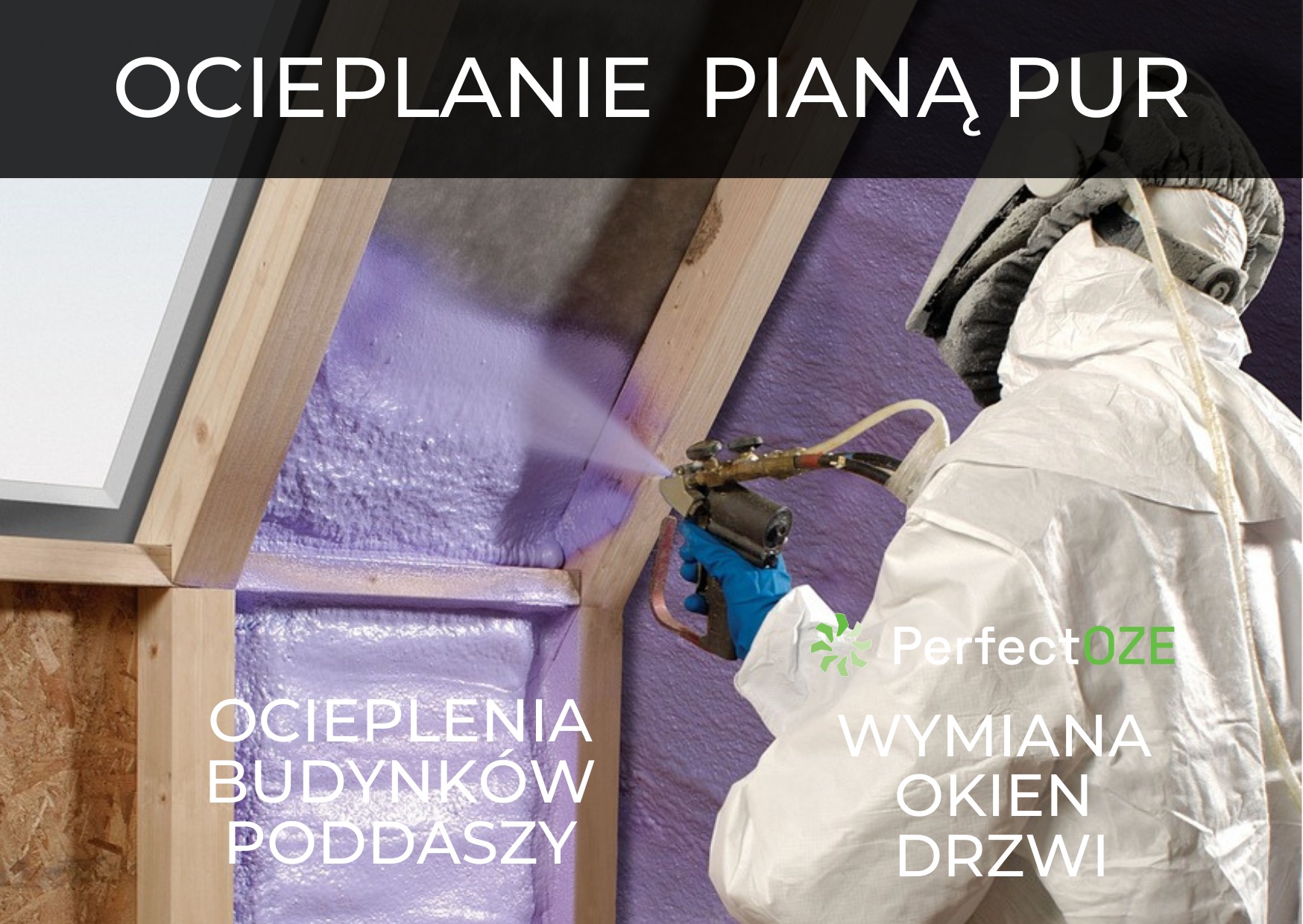 Pracownik w kombinezonie ochronnym aplikuje pianę PUR na poddaszu, widoczne drewniane elementy konstrukcji i świeżo nałożona, fioletowa izolacja.