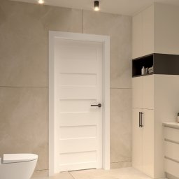 Design With Love - Nowoczesna łazienka z beżowymi płytkami imitującymi marmur, białą, minimalistyczną toaletą, drzwiami z poziomymi panelami i wysoką szafką z czarną wnęką na kosmetyki.