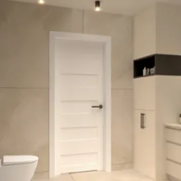 Nowoczesna łazienka z beżowymi płytkami imitującymi marmur, białą, minimalistyczną toaletą, drzwiami z poziomymi panelami i wysoką szafką z czarną wnęką na kosmetyki.