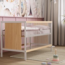 Design With Love - Wizualizacja pokoju dziecięcego: biało-drewniane łóżeczko z zabawkami na dywanie, różowe ściany z tapetą w zwierzęta, roślina doniczkowa i szare zasłony.