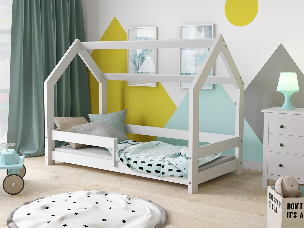 Pokój dziecięcy z białym łóżkiem w kształcie domku, pastelowymi ścianami w geometryczne wzory i turkusową lampką nocną.