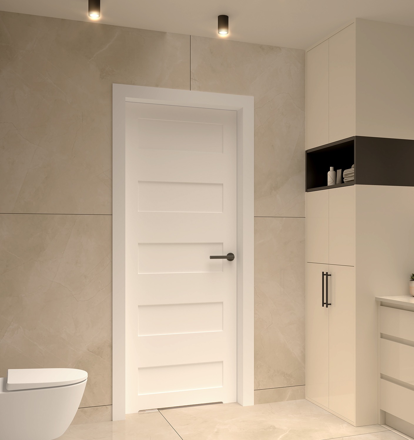 Nowoczesna łazienka z beżowymi płytkami imitującymi marmur, białą, minimalistyczną toaletą, drzwiami z poziomymi panelami i wysoką szafką z czarną wnęką na kosmetyki.