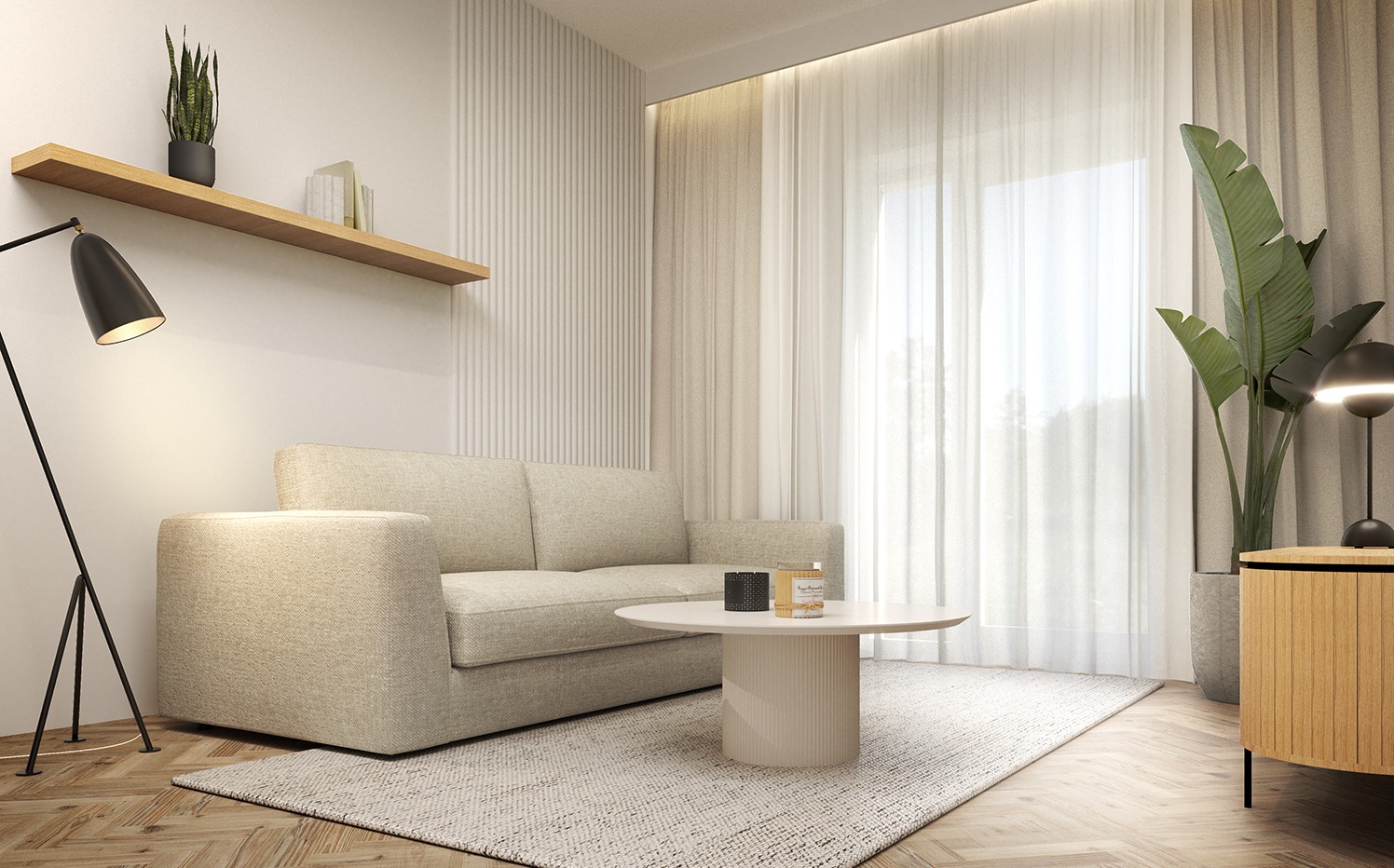 Jasny salon z beżową sofą, okrągłym stolikiem kawowym i drewnianą podłogą, oświetlony lampą podłogową i światłem dziennym przez zwiewne zasłony.