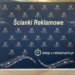 sklepzreklamami - Ścianka reklamowa z powtarzającym się logo HEX i napisem 'Ścianki Reklamowe' oraz adresem strony internetowej sklep z reklamami.pl, z efektem rozgwieżdżonego pyłu na dole