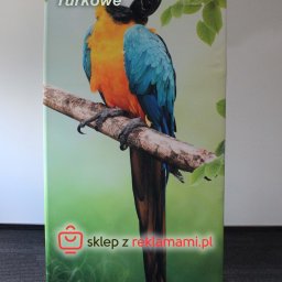 sklepzreklamami - Ścianka reklamowa tekstylna z nadrukiem papugi na gałęzi, w dolnej części logo sklepu internetowego.