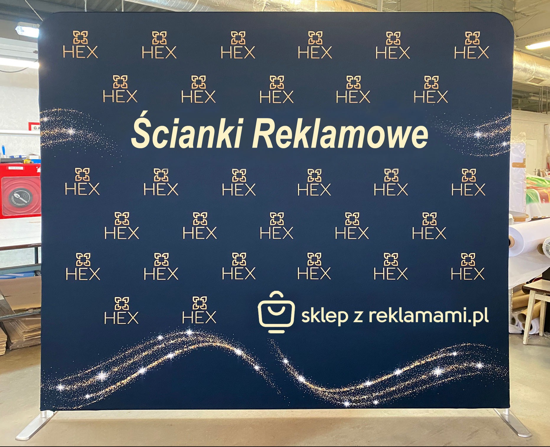 Ścianka reklamowa z powtarzającym się logo HEX i napisem 'Ścianki Reklamowe' oraz adresem strony internetowej sklep z reklamami.pl, z efektem rozgwieżdżonego pyłu na dole