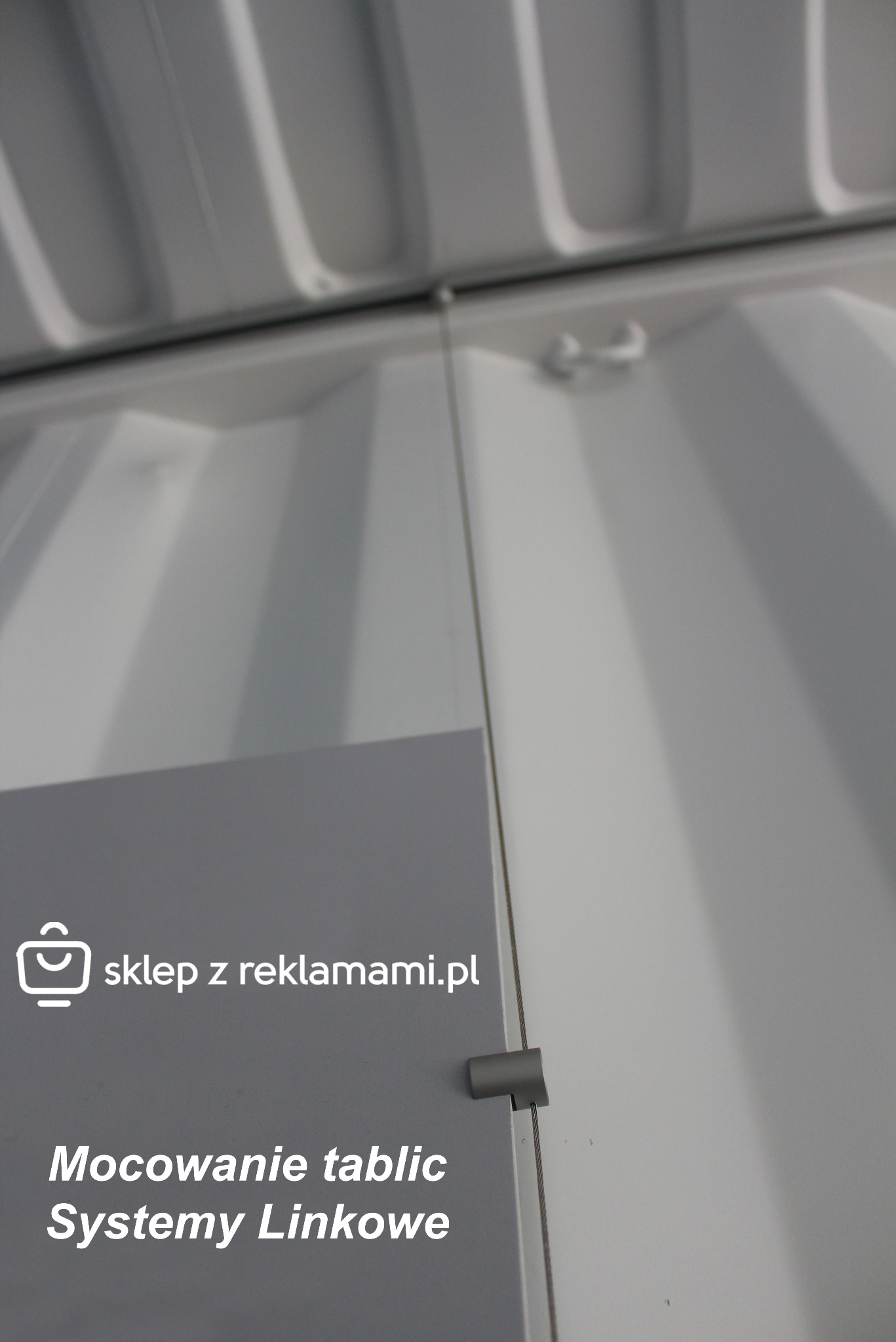 Szare mocowanie tablic, system linkowy, widok z dołu, szara tablica z napisem sklepzreklamami.pl