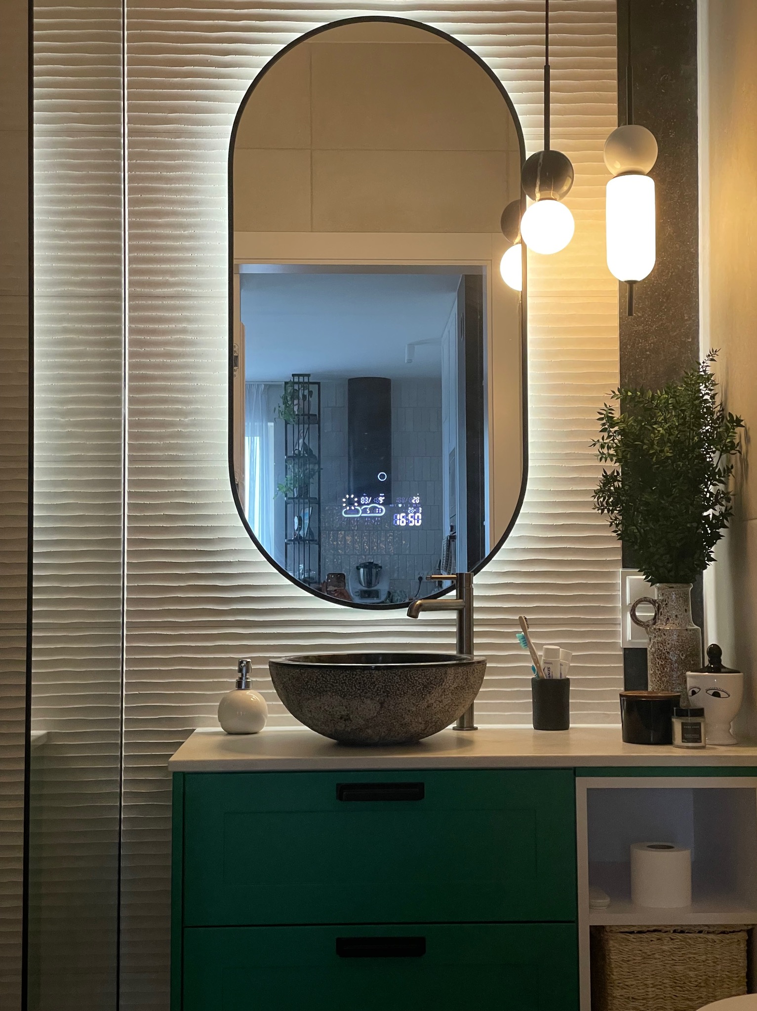 Wykonuję projekty wnętrz oraz mebli na wymiar. Oferuję również wykonawstwo w zakresie stolarki meblowej.