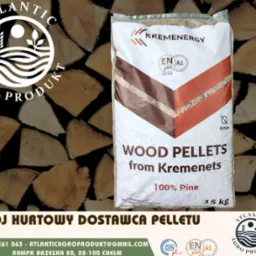 Worek z pelletem drzewnym 6 mm na tle ułożonego drewna kominkowego. Widoczne logo producenta i certyfikaty jakości. Tekst: Twój hurtowy dostawca pelletu.