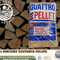 ATLANTIC AGRO PRODUKT SPÓŁKA Z OGRANICZONĄ ODPOWIEDZIALNOŚCIĄ - Worek pelletu drzewnego Quattro na tle ułożonego drewna. Widoczne logo Atlantic Agro Produkt i informacje o parametrach pelletu.