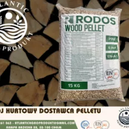 Worek pelletu drzewnego Rodos Wood Pellet 15 kg na tle drewna. Widoczne oznaczenia jakości ENplus A1 i DINplus. Informacja o dostawcy: Atlantic Agro Produkt.