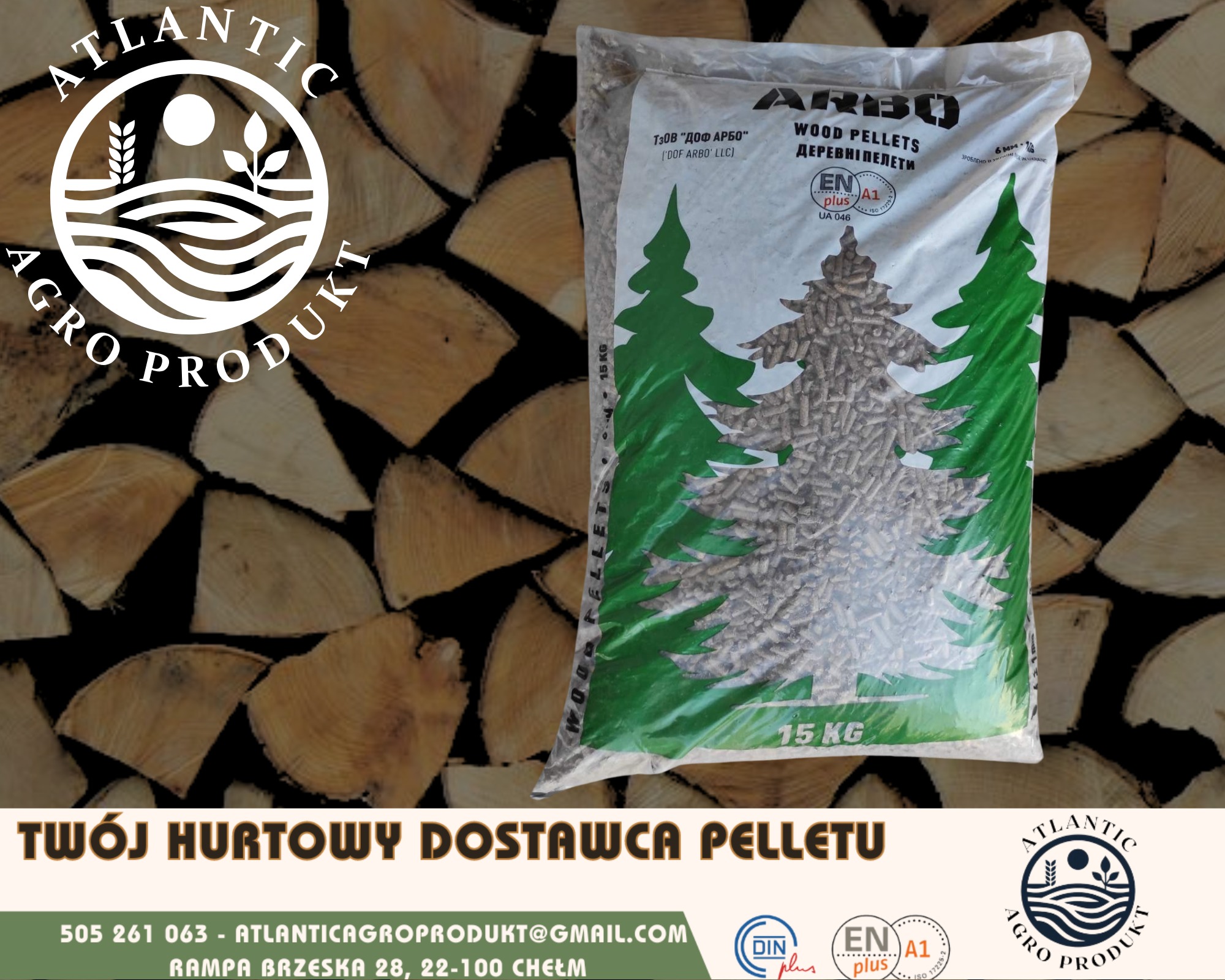 Worek pelletu drzewnego 15 kg z logo producenta na tle drewna opałowego w Chełmie. Widoczne certyfikaty jakości ENplus A1. Produkt gotowy do użycia.