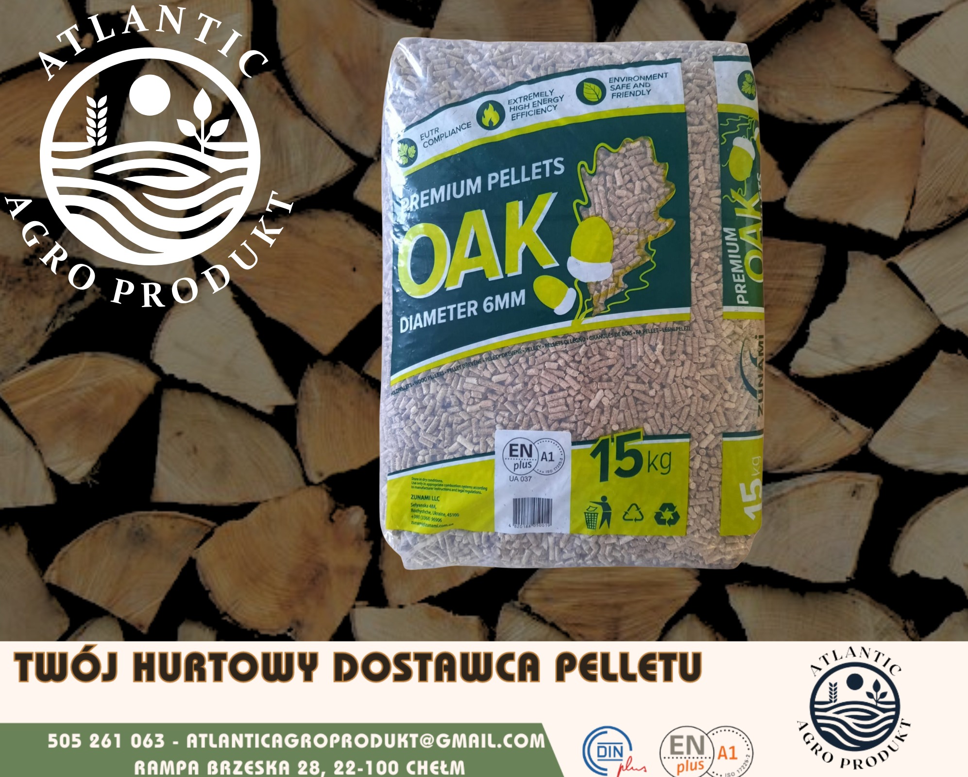 Worek z pelletem dębowym 6mm na tle drewna kominkowego. Opakowanie z certyfikatem ENplus A1, waga 15kg. Widoczne logo firmy Atlantic Agro Produkt.