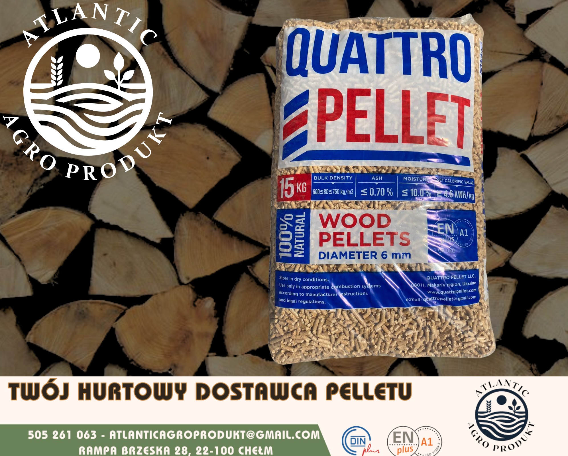 Worek pelletu drzewnego Quattro na tle ułożonego drewna. Widoczne logo Atlantic Agro Produkt i informacje o parametrach pelletu.