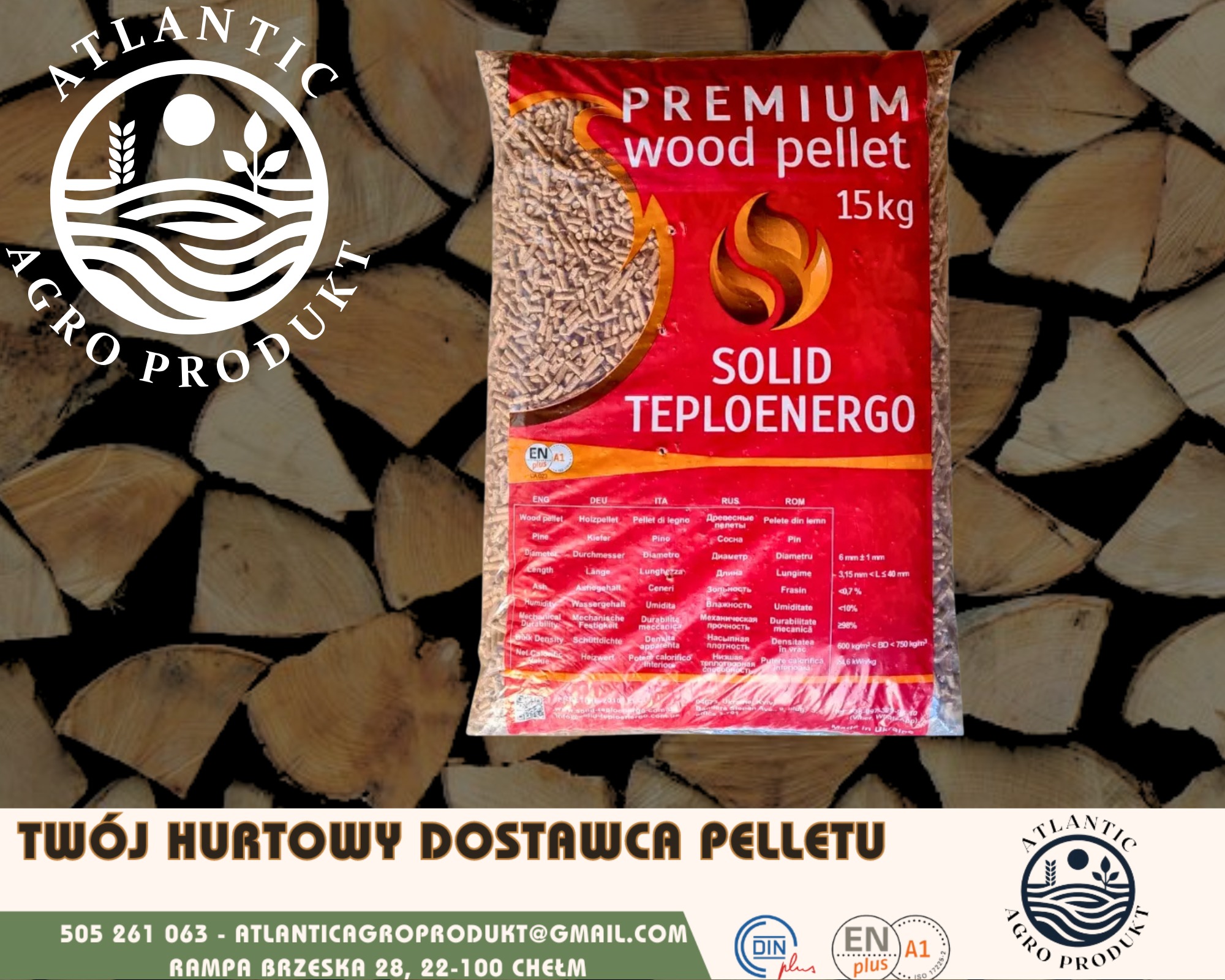 Worek pelletu drzewnego premium 15kg marki Solid Teploenergo na tle pociętego drewna. Widoczne logo Atlantic Agro Produkt i dane kontaktowe dostawcy.