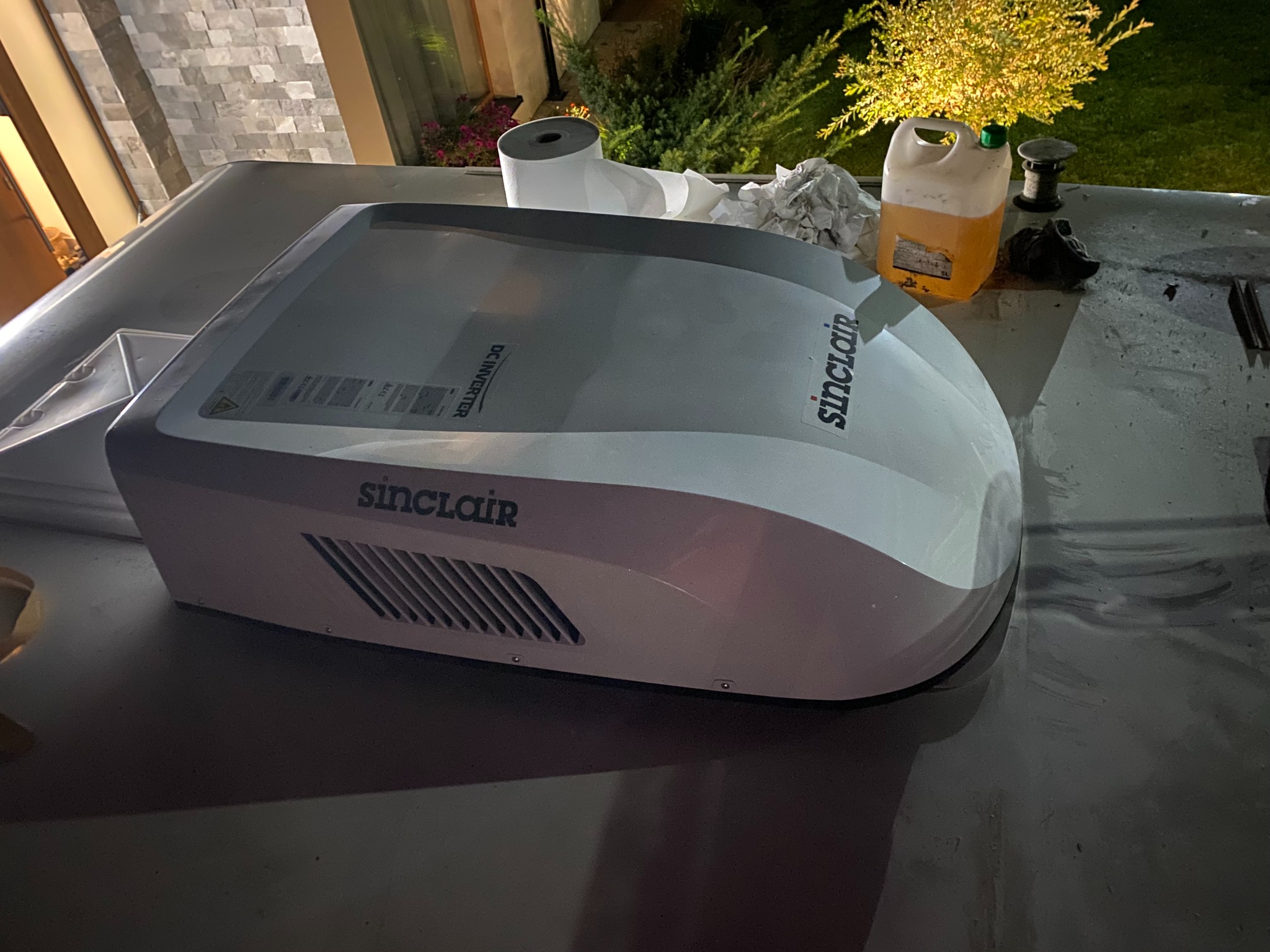 Montaz klimatyzacji SINCLAIR w przyczepie kempingowej.