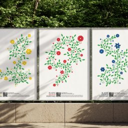 Langowski Studio - Trzy plakaty z motywami kwiatowymi w kolorach żółtym, czerwonym i niebieskim, promujące festiwal tańca słowiańskiego, umieszczone na tle zieleni.