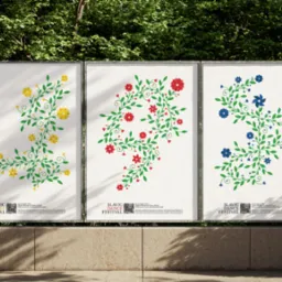 Trzy plakaty z motywami kwiatowymi w kolorach żółtym, czerwonym i niebieskim, promujące festiwal tańca słowiańskiego, umieszczone na tle zieleni.