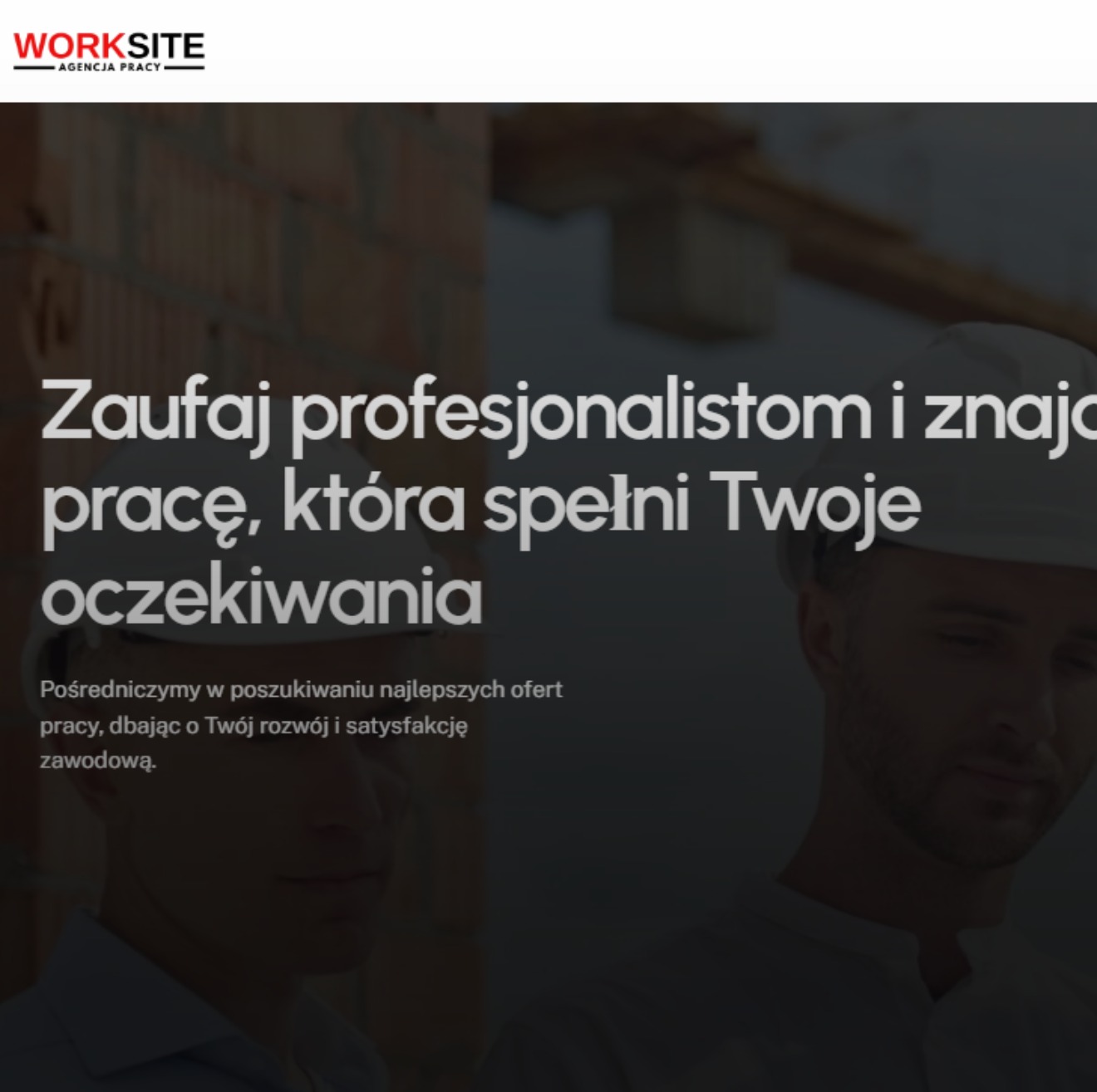 Mężczyzna w kasku budowlanym na rozmytym tle ściany z cegieł, z hasłem 'Zaufaj profesjonalistom i znajdź pracę, która spełni Twoje oczekiwania' i opisem usług agencji pracy.