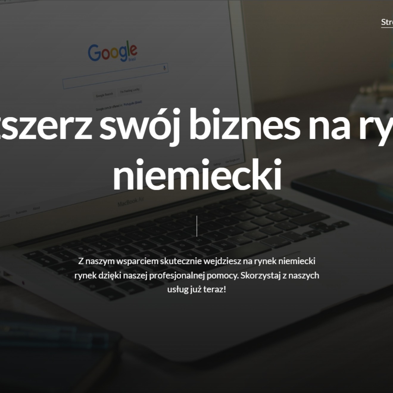 Laptop MacBook Air wyświetlający stronę wyszukiwarki Google z hasłem 'Google Brazil', obok smartfon i akcesoria biurowe, z tekstem 'Rozszerz swój biznes na rynek niemiecki' i wezwaniem do działania.