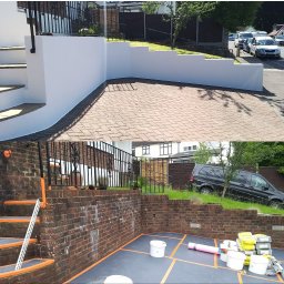 EVERCOAT KAROL KUMOR - Dzielone zdjęcie: górna część pokazuje świeżo pomalowany na biało mur oporowy i schody wejściowe do domu, dolna część ukazuje przygotowania do prac murarskich, z widocznymi ceglanymi ścianami...