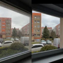 Efekt mycia okna: porównanie przed (zamglone) i po (czyste), widok na osiedle z blokami i samochodami. Kontrast czystości okna i otoczenia.