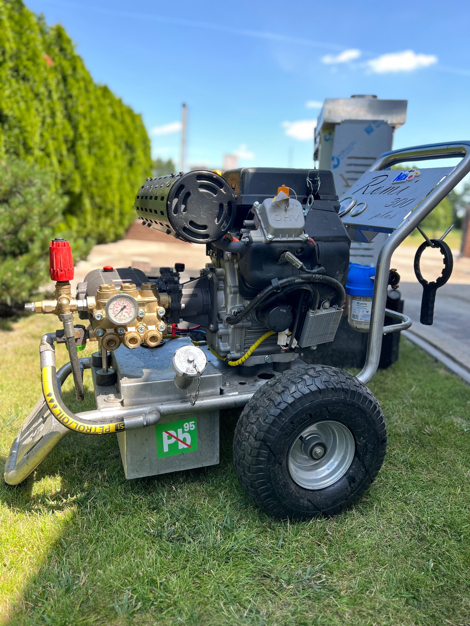 Myjka ciśnieniowa generująca 350bar, 22l/min. W tle podgrzewacz wody - MUST HAVE dla efektywnego czyszczenia