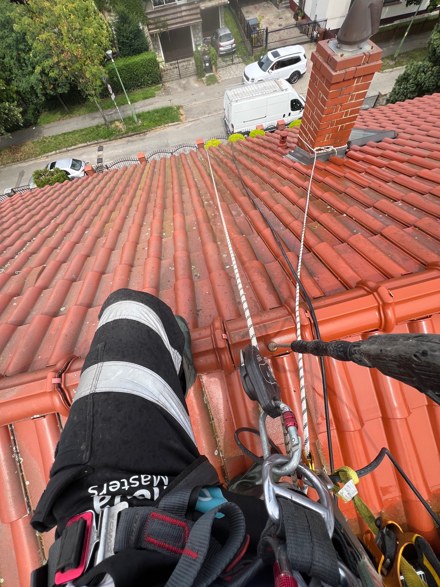 Alpinistyczne mycie dachu